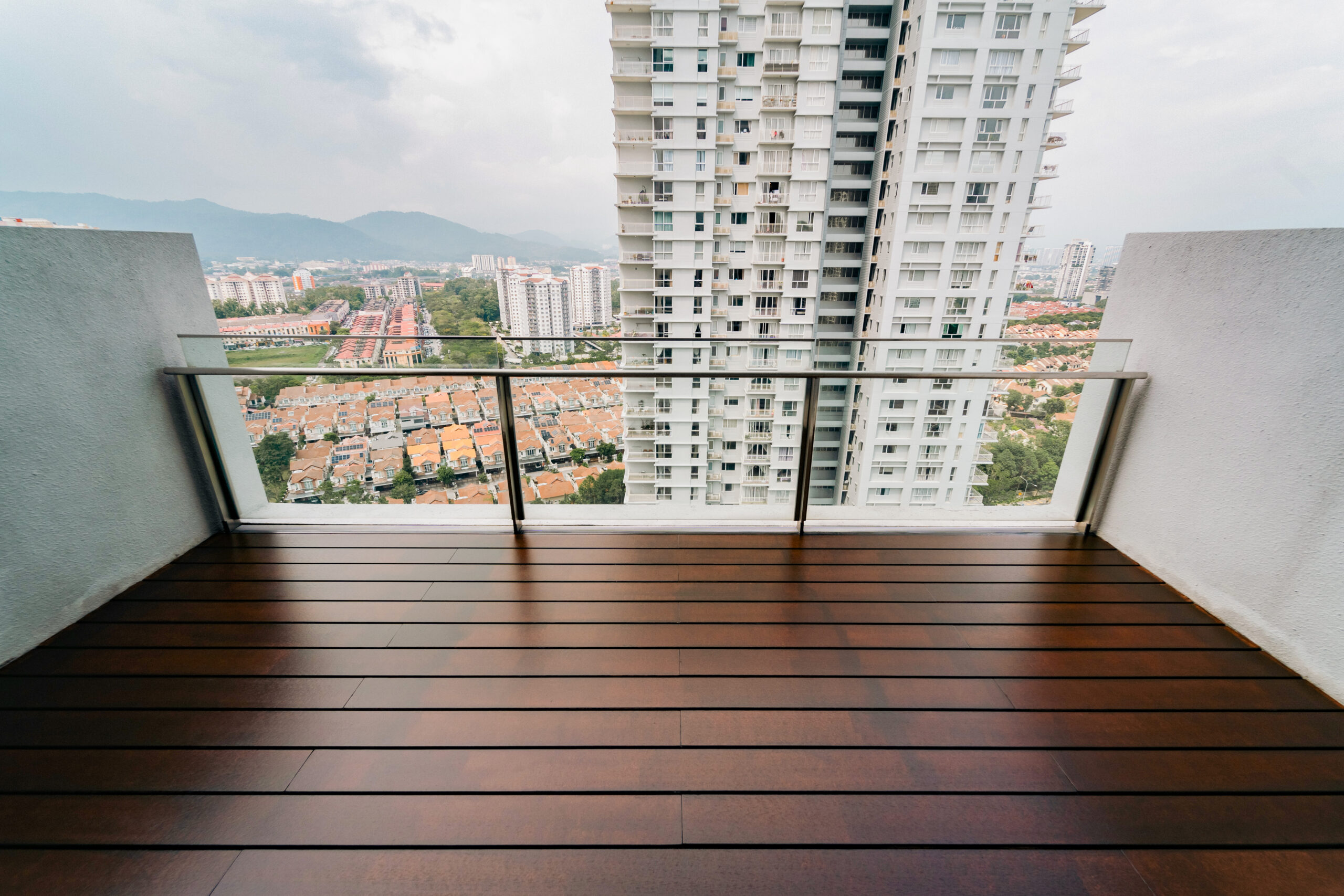 How to Choose the Best Artificial Wood Decking for Your Outdoor Area